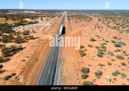 Road Train carrello viaggia sulla grande autostrada settentrionale, orientale Goldfields, Australia occidentale Foto Stock