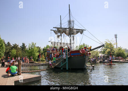 Zirndorf, Germania - 29 Aprile 2018: vista di una nave pirata in Playmobil Funpark in Zirndorf vicino a Nuremberg, Germania. Foto Stock