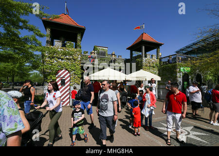 Zirndorf, Germania - 29 Aprile 2018: Vista della zona di ingresso del Playmobil Funpark in Zirndorf vicino a Nuremberg, Germania. Il parco a tema è uno dei f Foto Stock
