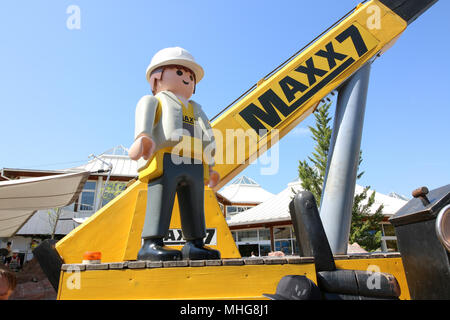 Zirndorf, Germania - 29 Aprile 2018: un over-dimensionale di Playmobil lavoratore edile sorge su una gru in Playmobil Funpark in Zirndorf. Il loro Foto Stock