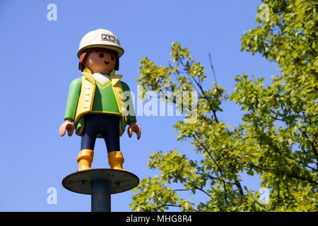 Zirndorf, Germania - 29 Aprile 2018: vista di un over-dimesnional lavoratore edile in Playmobil Funpark in Zirndorf, Germania. Foto Stock