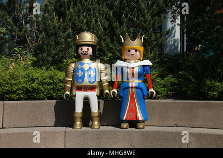 Zirndorf, Germania - 29 Aprile 2018: la vista di un sovradimensionato il re e la regina in Playmobil Funpark in Zirndorf, Germania. Foto Stock