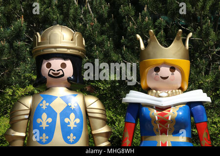 Zirndorf, Germania - 29 Aprile 2018: la vista di un sovradimensionato il re e la regina in Playmobil Funpark in Zirndorf, Germania. Foto Stock