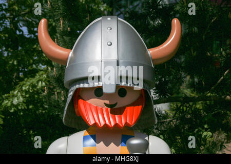 Zirndorf, Germania - 29 Aprile 2018: la vista di un sovradimensionato Viking in Playmobil Funpark in Zirndorf, Germania. Foto Stock