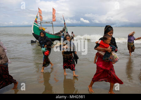 I rifugiati Rohingya a piedi la riva dopo aver attraversato il confine Bangladesh-Myanmar in barca attraverso la baia del Bengala in Shah Porir Dwip. Teknaf, Cox's B Foto Stock