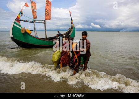 I rifugiati Rohingya a piedi la riva dopo aver attraversato il confine Bangladesh-Myanmar in barca attraverso la baia del Bengala in Shah Porir Dwip. Teknaf, Cox's B Foto Stock