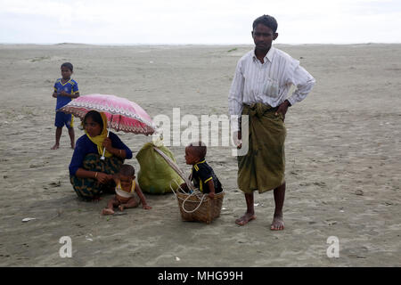 Rohingya rifugiati sono arrivati a Shah Porir Dweep dal Myanmar attraversando il fiume Naf in barca. Teknaf, Cox's Bazar, Bangladesh. Foto Stock