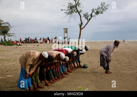 I rifugiati Rohingya offrire preghiere sulla riva dopo aver attraversato il confine Bangladesh-Myanmar in barca attraverso la baia del Bengala in Shah Porir Dwip. Teknaf Foto Stock