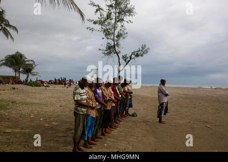 I rifugiati Rohingya offrire preghiere sulla riva dopo aver attraversato il confine Bangladesh-Myanmar in barca attraverso la baia del Bengala in Shah Porir Dwip. Teknaf Foto Stock