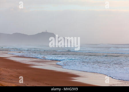 Byron Bay faro su una scogliera scomparendo nella nebbia di mattina. Byron Bay, Nuovo Galles del Sud, Australia Foto Stock