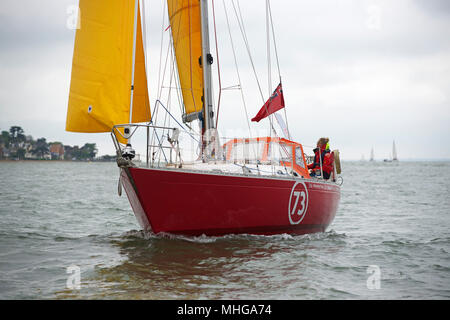 Susie Goodall vela sul suo yacht DHL Starlight sul Solent, prima di barca a vela in tutto il mondo il lavoro nel Golden Globe Race 2018. Foto Stock