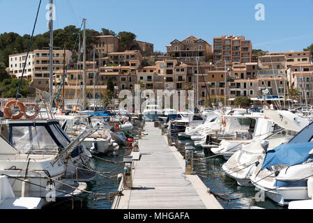 Port de Soller Maiorca, isole Baleari, Spagna. 2018. Il lungomare e il porto di Port de Soller un popolare resort per vacanze a Mallorca. Foto Stock