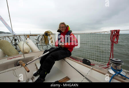 Susie Goodall vela sul suo yacht DHL Starlight sul Solent, prima di barca a vela in tutto il mondo il lavoro nel Golden Globe Race 2018. Foto Stock