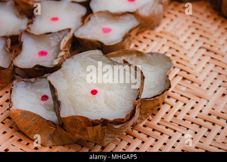 Il cinese dolciumi dolce al vapore in banana leaf cestello per la celebrazione. Foto Stock