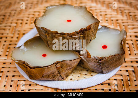 Il cinese dolciumi dolce al vapore in banana leaf cestello per la celebrazione. Foto Stock