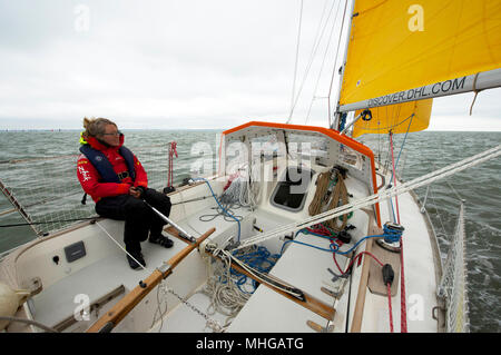 Susie Goodall vela sul suo yacht DHL Starlight sul Solent, prima di barca a vela in tutto il mondo il lavoro nel Golden Globe Race 2018. Foto Stock