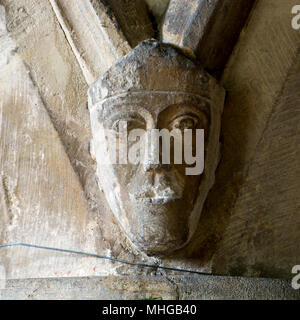 Una testa scolpita nella chiesa di S. Matteo, Coates, Gloucestershire, England, Regno Unito Foto Stock
