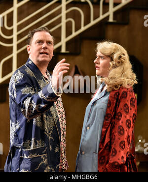 Rufus Hound (riproduzione di Garry Essendine) e Lizzy Connolly (riproduzione Stillington Daphne) in una scena del presente risate da Noel Coward, Chichester, Regno Unito Foto Stock