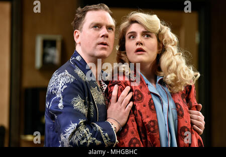 Rufus Hound (riproduzione di Garry Essendine) e Lizzy Connolly (riproduzione Stillington Daphne) in una scena del presente risate da Noel Coward, Chichester, Regno Unito Foto Stock