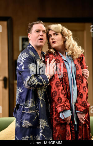 Rufus Hound (riproduzione di Garry Essendine) e Lizzy Connolly (riproduzione Stillington Daphne) in una scena del presente risate da Noel Coward, Chichester, Regno Unito Foto Stock