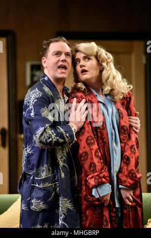 Rufus Hound (riproduzione di Garry Essendine) e Lizzy Connolly (riproduzione Stillington Daphne) in una scena del presente risate da Noel Coward, Chichester, Regno Unito Foto Stock