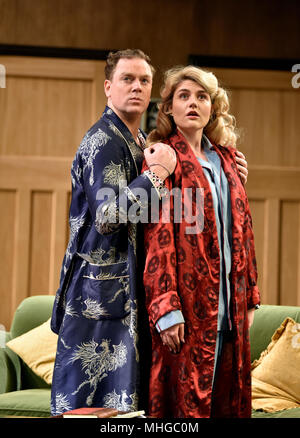 Rufus Hound (riproduzione di Garry Essendine) e Lizzy Connolly (riproduzione Stillington Daphne) in una scena del presente risate da Noel Coward, Chichester, Regno Unito Foto Stock