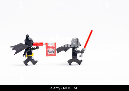 La mini figura di Batman con pistola bang a caccia di Darth Vader. Lego minifigures sono fabbricati da Lego. Foto Stock