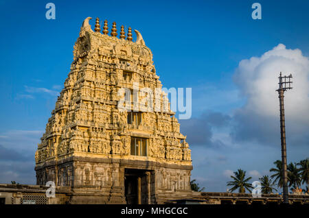 Ingresso Gopura al tempio Chennakesava a Belur Foto Stock