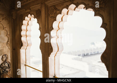 Ornati, vistosi e decorativo palazzo di città in una giornata di sole in Udaipur, India Foto Stock