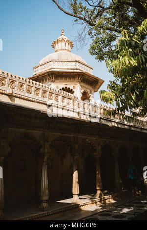 Ornati, vistosi e decorativo palazzo di città in una giornata di sole in Udaipur, India Foto Stock