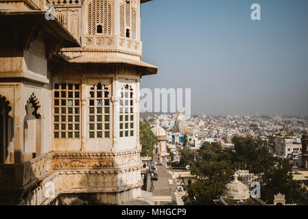 Ornati, vistosi e decorativo palazzo di città in una giornata di sole in Udaipur, India Foto Stock