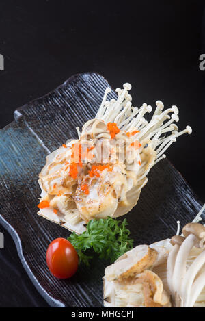 La cucina giapponese. grigliate di pesce di shell sullo sfondo Foto Stock