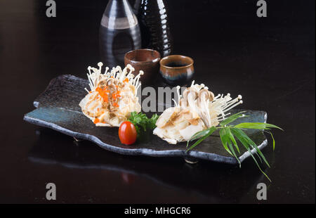 La cucina giapponese. grigliate di pesce di shell sullo sfondo Foto Stock