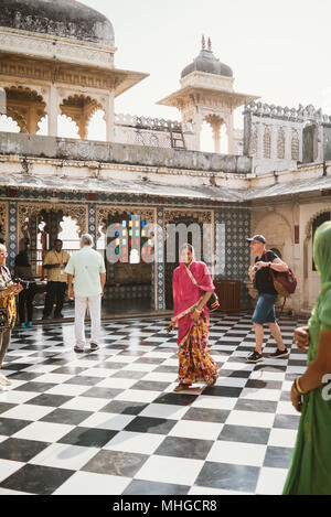 Ornati, vistosi e decorativo palazzo di città in una giornata di sole in Udaipur, India Foto Stock