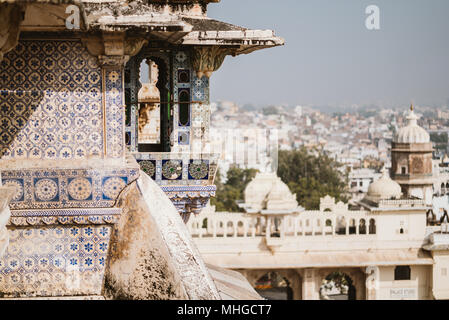 Ornati, vistosi e decorativo palazzo di città in una giornata di sole in Udaipur, India Foto Stock