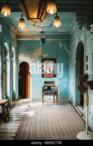 Ornati, vistosi e decorativo palazzo di città in una giornata di sole in Udaipur, India Foto Stock