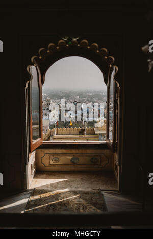 Ornati, vistosi e decorativo palazzo di città in una giornata di sole in Udaipur, India Foto Stock