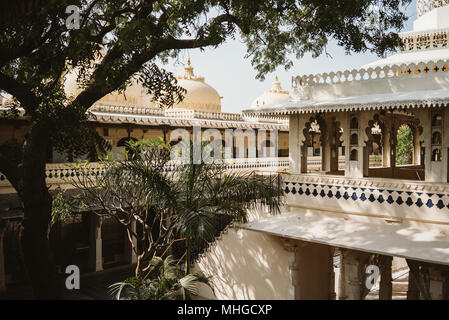 Ornati, vistosi e decorativo palazzo di città in una giornata di sole in Udaipur, India Foto Stock