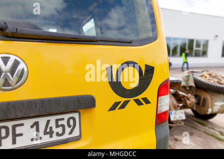 ALTENTREPTOW / Germania del 1 maggio 2018: veicolo di trasporto Volkswagen T5 da Deutsche Post ( tedesco post ) sorge su una strada. Foto Stock