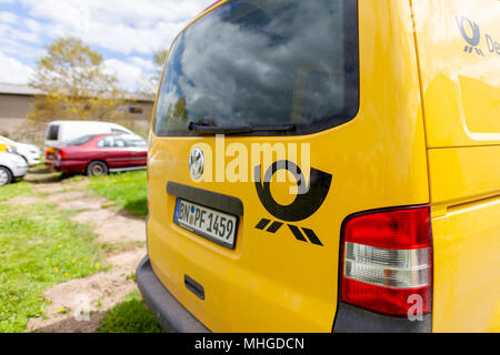 ALTENTREPTOW / Germania del 1 maggio 2018: veicolo di trasporto Volkswagen T5 da Deutsche Post ( tedesco post ) sorge su una strada. Foto Stock