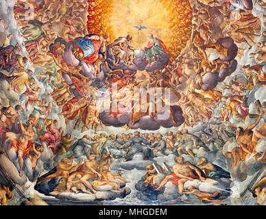 PARMA, Italia - 16 Aprile 2018: affresco della Santissima Trinità e i santi nella gloria nella cupola della Chiesa di Santa Maria del Quartiere Foto Stock