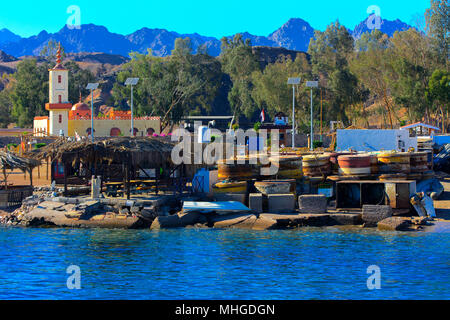 Vecchio arrugginito mare galleggianti Boe sulla riva del mare rosso contro il cielo blu di vecchie barriere coralline del singolare Ras Mohammed riserva naturale, diving, su Foto Stock