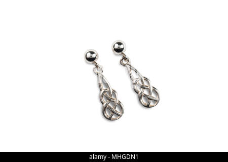 Studio shot di una coppia di orecchini in argento isolato su bianco - Giovanni Gollop Foto Stock