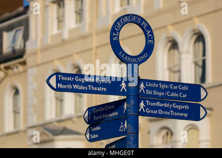 Segno del turismo sul lungomare al costiero città balneare di Llandudno nel Galles del Nord, Regno Unito Foto Stock