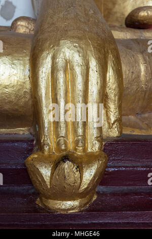 La mano della statua di Buddha a Tempio Gawdawpalin (Gaw Daw Palin Paya), Old Bagan, Myanmar (Birmania) Foto Stock