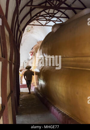 Buddha reclinato a Manuha Paya, Bagan, Myanmar (Birmania) Foto Stock