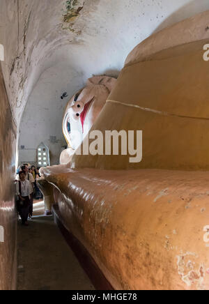 Buddha reclinato a Manuha Paya, Bagan, Myanmar (Birmania) Foto Stock