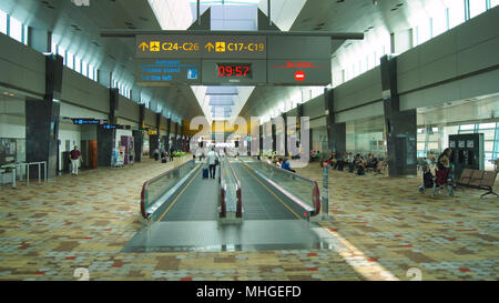 SINGAPORE - 4 APR 2015: Travellator al Changi International Airport. Il Changi Airport serve più di 100 compagnie aeree operanti 6.100 voli settimanali Foto Stock