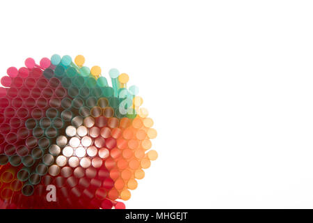 Estremo superiore vista di un vivace cocktail cannucce su sfondo bianco con spazio di copia Foto Stock