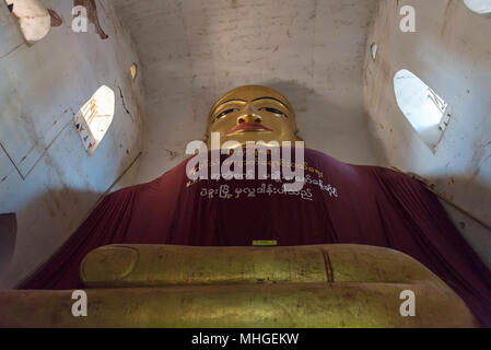 Seduto immagine del Buddha a Manuha Phaya, Bagan, Myanmar (Birmania) Foto Stock